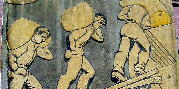 Freske med tre arbeidere som bærer tungt på ryggen. Foto