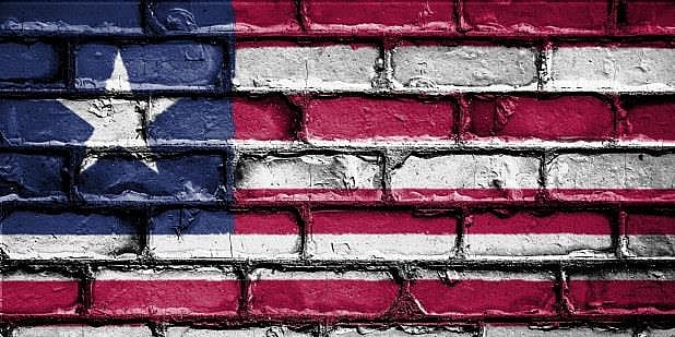 Flagget til Liberia malt på en murvegg. Foto.