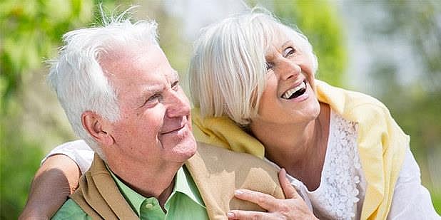 Bilde av en mann og kvinne i pensjonsalder