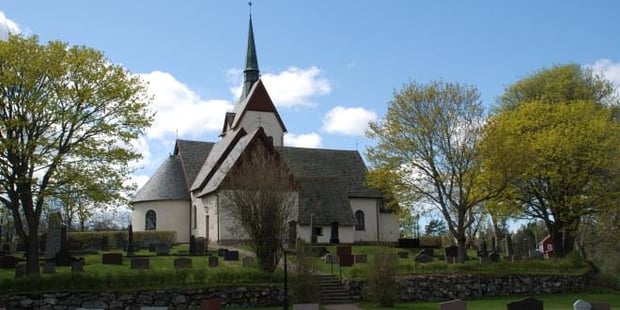 en kirke sett utenfra med gravplass i forgrunnen. Illustrasjonsfoto