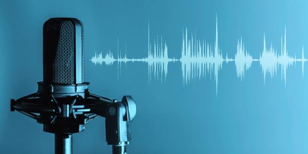 Illustrasjonsfoto av mikrofon og lydbølger.