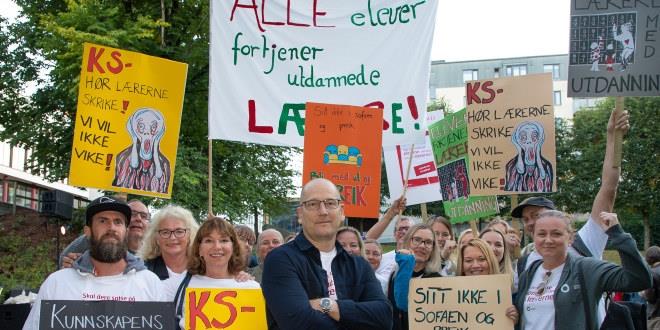 Steffen Handal står foran en gruppe streikende lærere i Sandvika. 