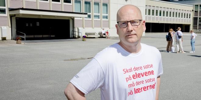 Steffen Handal i hvit streike-t-skjorte ved Gimle oppveksttun skole i Bergen.  Foto: Paul S. Amundsen/Utdanningsforbundet.