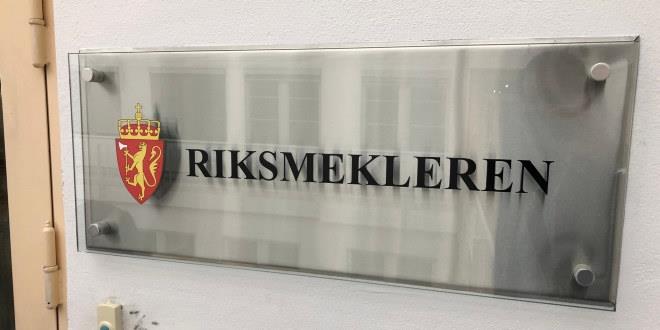 Bilde av skiltet til Riksmekleren, som pussig nok leser "RIKSMEKLEREN".