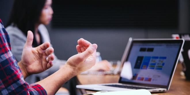 Person som sitter foran skjerm på et kurs