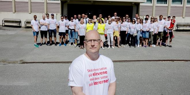 Steffen Handal på første streikeuttak for Utdanningsforbundet ved Gimle oppveksttun skole i Bergen. Her står han foran de streikende på skolen. Foto: Paul S. Amundsen.