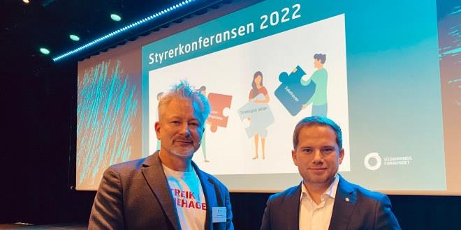 foto av sentralstyrets Tormod Korpås sammen med statssekretær Halvard Hølleland under åpningen av Styrerkonferansen 2022