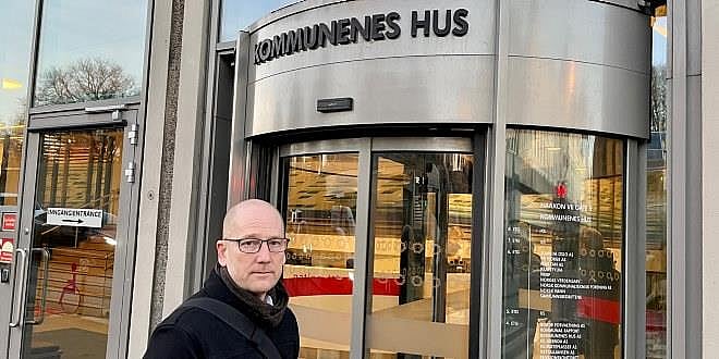 Steffen Handal på vei inn i Kommunenes hus i forbindelse med behandlingen av lærerstreiken i Rikslønnsnemnda.