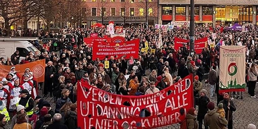 Youngstorget 8.mars, faner og bannere, mange mennesker