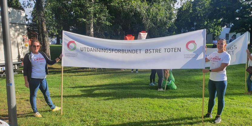 Bilde av Linn Therese Myhrvold og Ann-Mathilde Jostad med banner hvor det står Utdanningsforbundet Østre Toten.