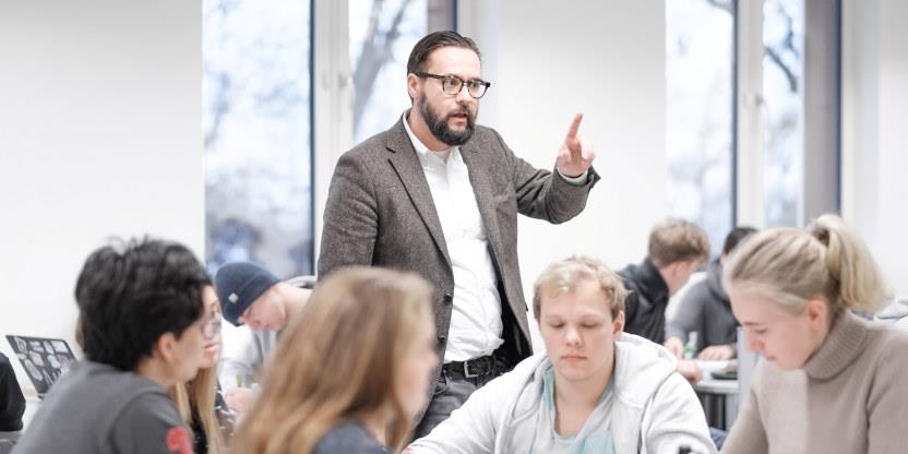 Ullern videregående skole, allmennfaglig/studieforberedende, klasserom med elever, mannlig lærer/lektor med flere elever