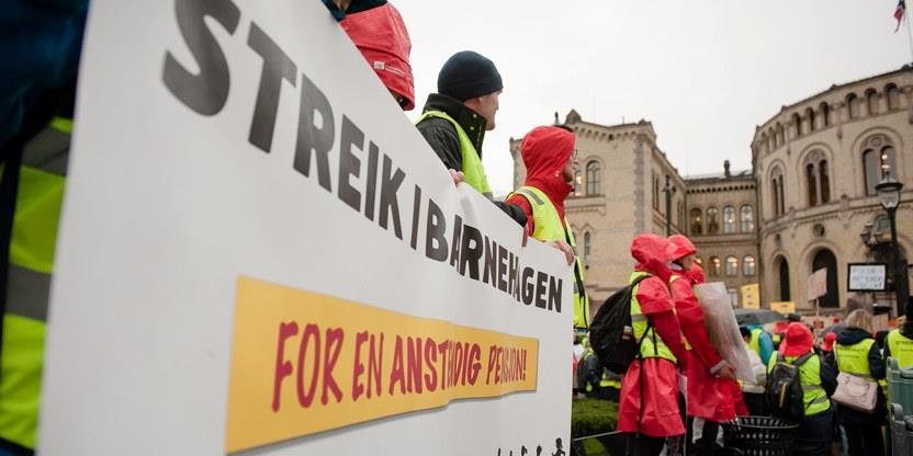 Streikemarkering foran Stortinget tidligere i høst. Bilde av streikefane og streikende. 