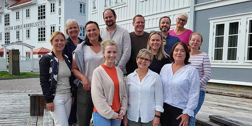 Gruppebilde av det nye fylkesstyret i Møre og Romsdal, 12 personer. Foto.