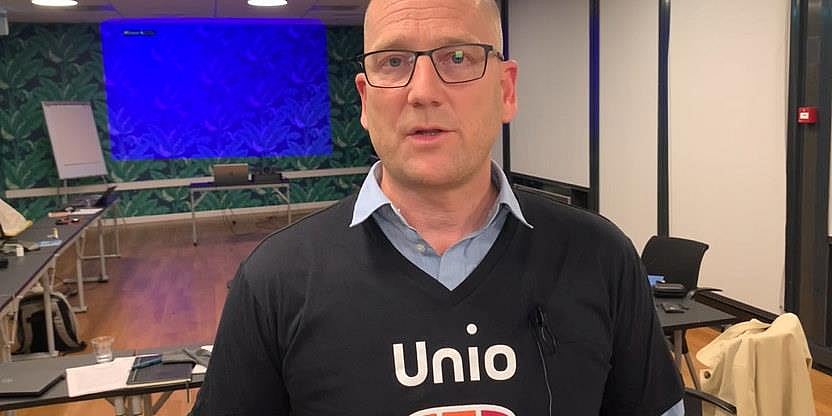 Forhandlingsleder for Unio kommune, Steffen Handal, i streike T-skjorte.