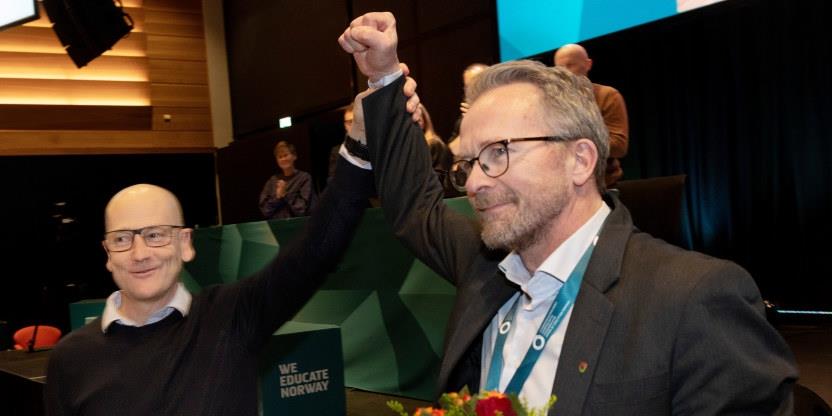 Påtroppende leder Geir Røsvoll gratuleres av avtroppende leder Steffen Handal. Foto.