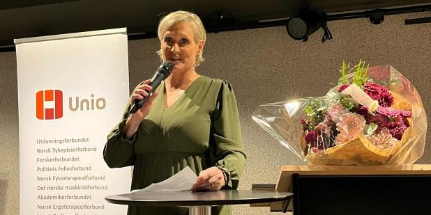 Foto av verneombud i Kristiansand Karianne Skoland som holder tale
